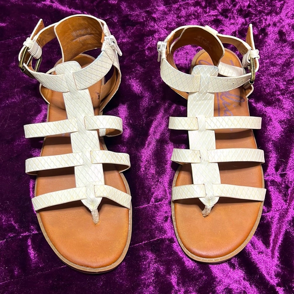Off white women’s size 7 NWOT Sandals. Bought last summer and never worn